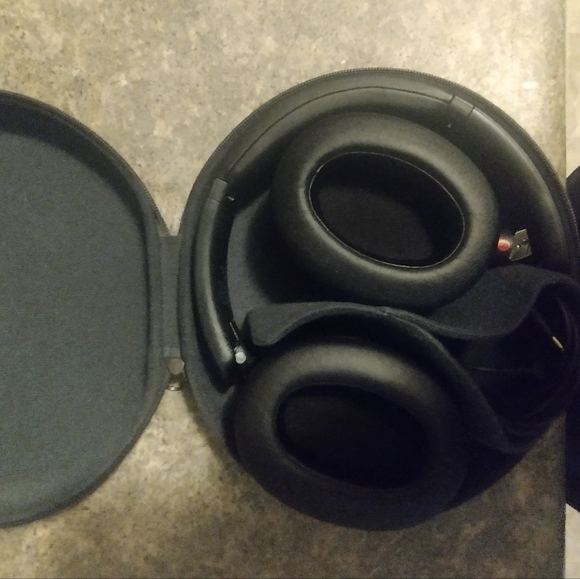 Sony WH-XB910N Extra Bass Wireless Headphones - Picture 3 of 4